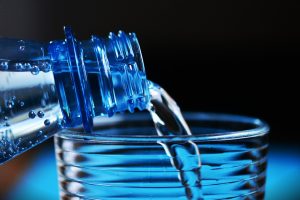 「水」以外にもたくさんある。ウイスキーに合うチェイサーとその特徴をご紹介。