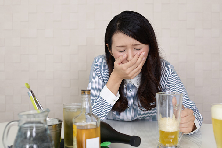 二日酔いの朝 気持ち悪い吐き気を治すには無理にでも吐くほうがいいのか