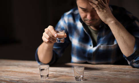 お酒を飲んで熱が出る？二日酔いで発熱した場合の対処法。