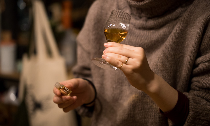 ウイスキーアロマキットとウイスキーを飲む人