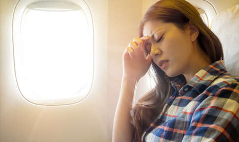 二日酔いで飛行機に乗ると貧血になる？脱水症状に注意
