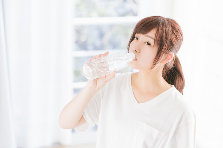 水を飲む女性