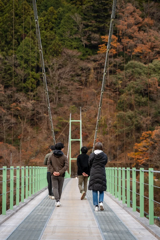 井川湖に架かる井川大橋は、全長258m。ここから見る景色は格別です。