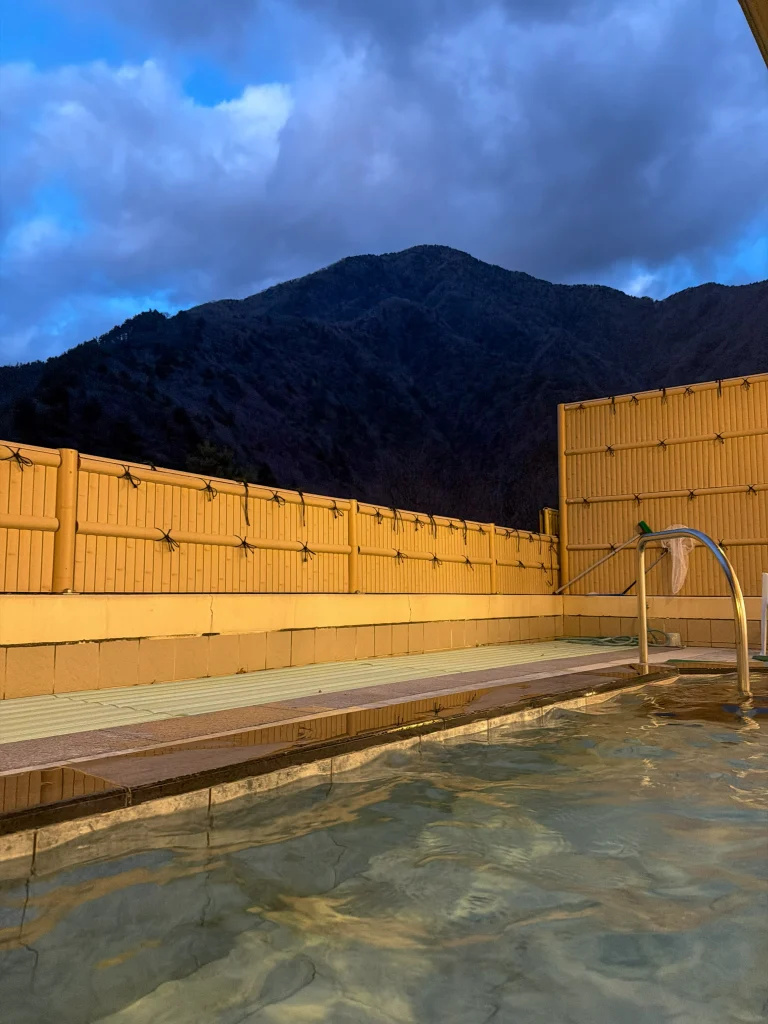 熱すぎないお湯がじわじわと解きほぐしてくれる。いくらでも入っていられる、危険な温泉です(笑)