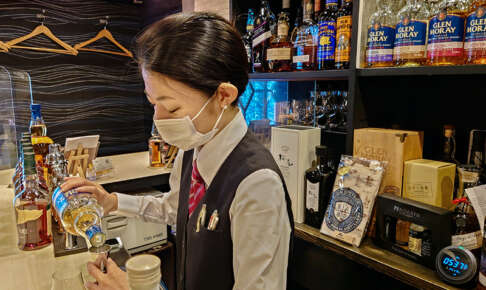 女性の一人飲みは怖くない！初めてのバーで気になる服装/予算/注文の仕方