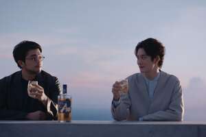 SUNTORY WORLD WHISKY 碧Ao（アオ）の新TVCMに井口理（King Gnu）×岡田将生