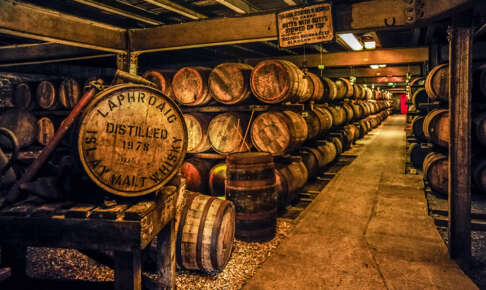 スコッチウイスキーの岐路：英国増税の国内圧力とインド市場の可能性