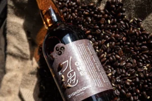 韓国キウォン蒸溜所、「コーヒーカスク」ウイスキーを発表。ハイプビーンズと協業