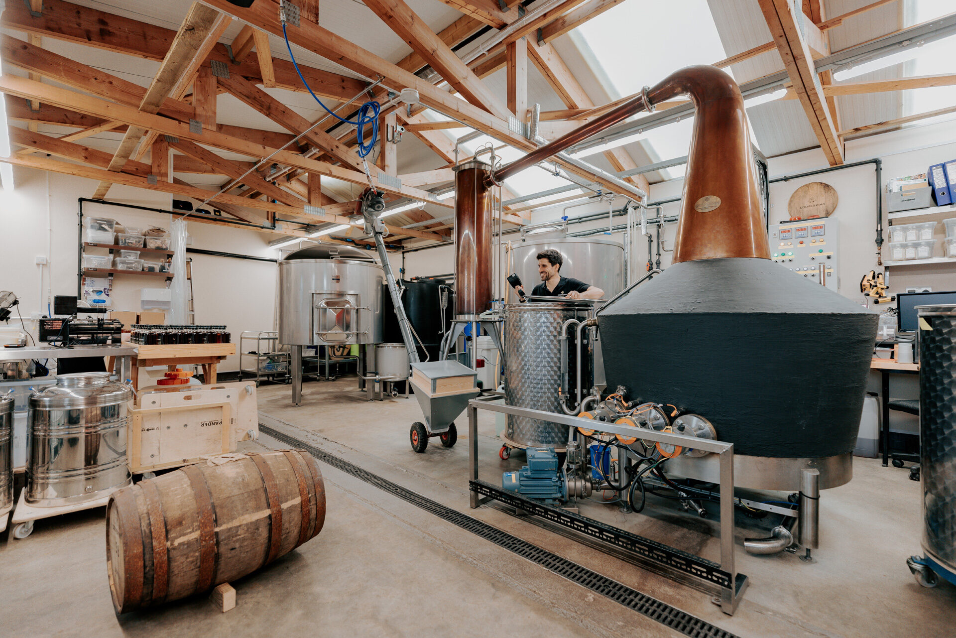 英国発・樽の「冷燻製」技術。クーパー・キング蒸溜所が新手法ウイスキー発売