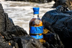 アイラの荒波を映す「マキヤーベイ・カスクストレングス」が3年ぶりに復活