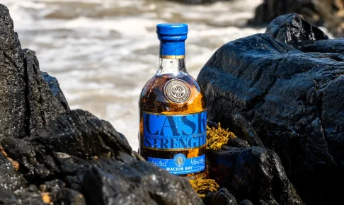 アイラの荒波を映す「マキヤーベイ・カスクストレングス」が3年ぶりに復活