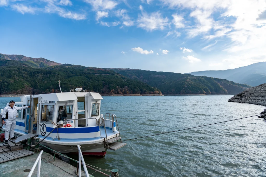 井川湖の渡船場からは、無料で乗船できる観光船で湖上遊覧も楽しめます