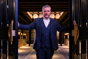 バランタイン歴代5人目の巨匠、サンディ・ヒスロップ氏が引退へ。42年の旅路と日本への遺産