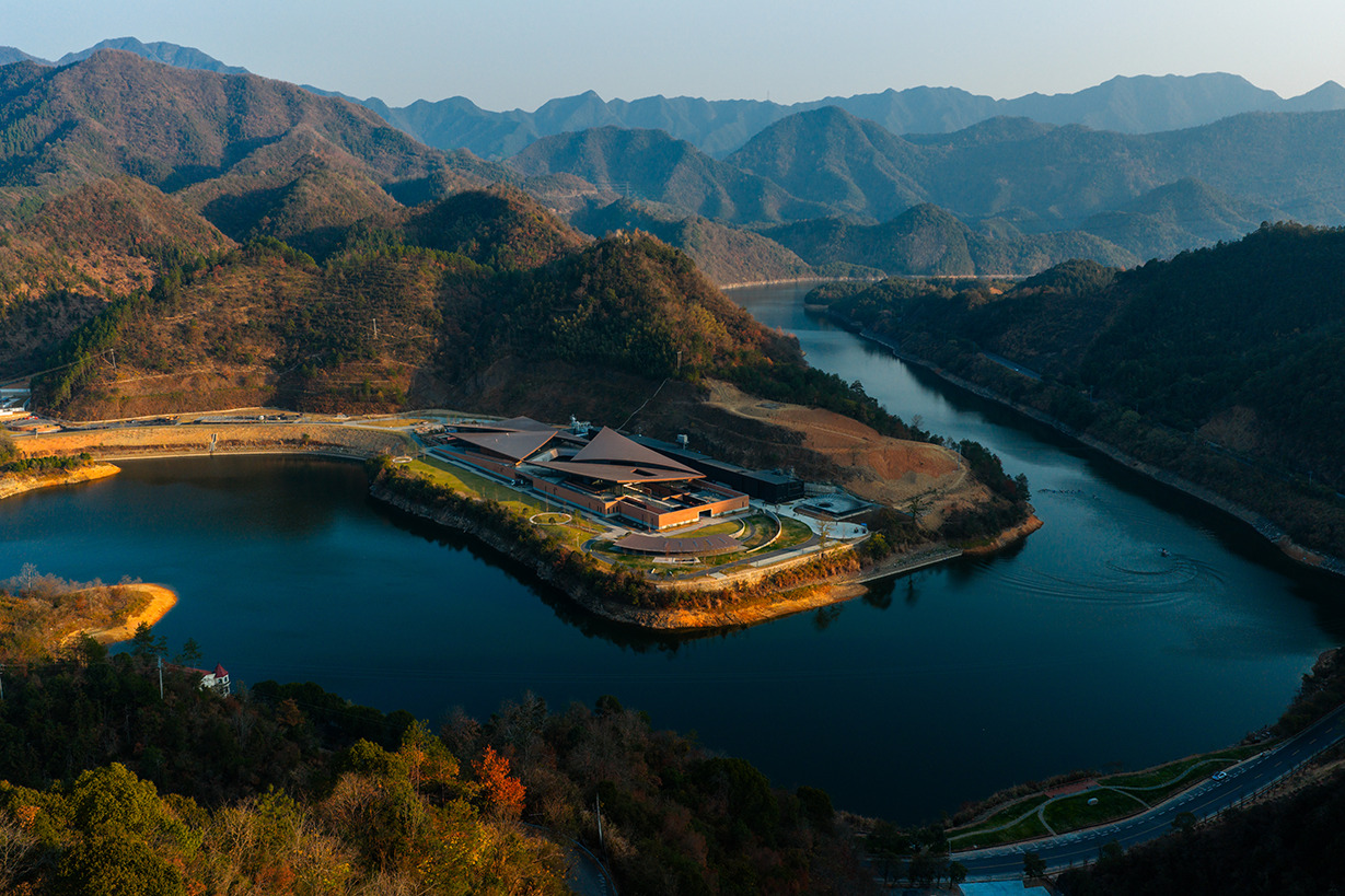 アンガス・ダンディー中国・淳安蒸溜所が初原酒を樽詰め。千島湖の畔で刻む歴史の第一歩