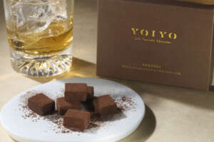 厚岸ウイスキー×ロッテ「YOIYO」の最新作は「酒ガナッシュ」。厚岸「立秋」のピート感を極限まで引き出した贅沢な一粒