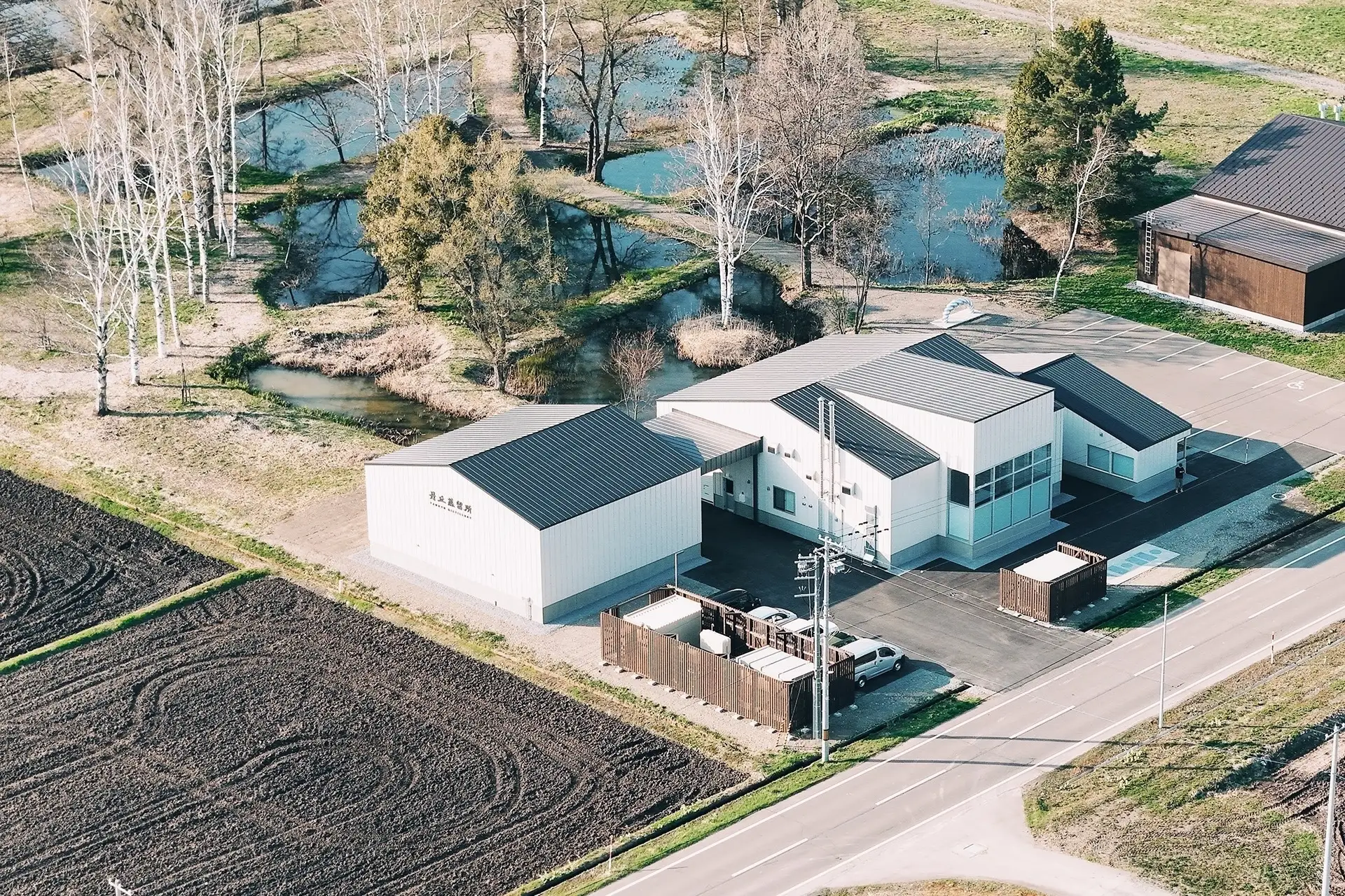 北海道・東川町に『丹丘蒸溜所』が誕生。香港の美意識と「公設民営」が描く理想郷