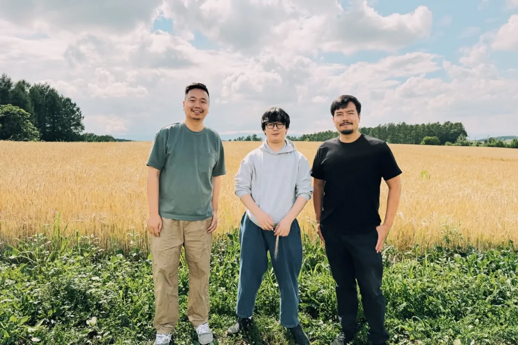 左より／ジョセフ（チョウ・エイ・シュン）、針ヶ谷、デイビッド（ダーウェイ・シェイ）　