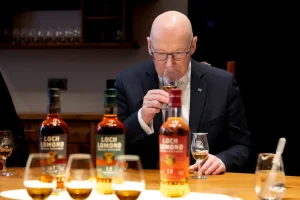 首相がテープカットへ。ローモンド湖畔『ラス蒸留所』開業。スコットランドの「国策」としてのウイスキー