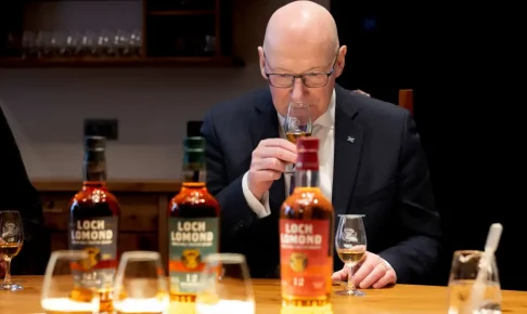 首相がテープカットへ。ローモンド湖畔『ラス蒸留所』開業。スコットランドの「国策」としてのウイスキー 首相がテープカットへ。ローモンド湖畔『ラス蒸留所』開業。スコットランドの「国策」としてのウイスキー
