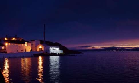 ボウモアとラフロイグが一時減産へ。サントリー、米関税の打撃受け生産体制を統合