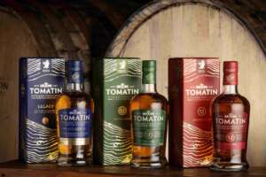 トマーティンがコアレンジのパッケージをリニューアル。樽の「年輪」が新デザインの核に。