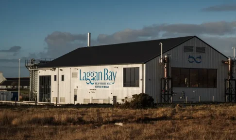 アイラ島11番目の蒸溜所、ラガン・ベイが正式オープン