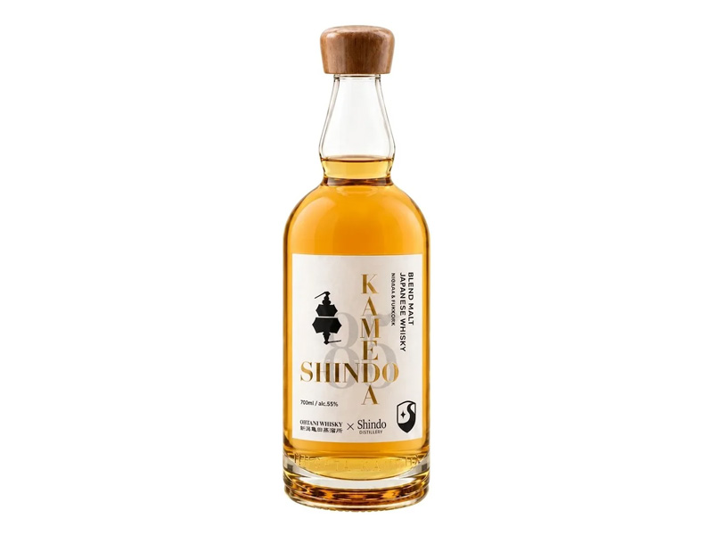 亀田と新道が原酒を交換。『KAMEDA85』は10月23日発売 亀田と新道が原酒を交換。『KAMEDA85』は10月23日発売